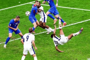 bob体育-英格兰队球员在比赛中力克对手取得胜利是哪一年